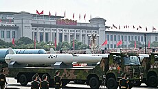 ínská armáda na pehlídce ukázala raketu dlouhého doletu JL-1, kterou je moné...