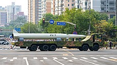 ínská armáda na pehlídce ukázala raketu dlouhého doletu JL-1, kterou je moné...