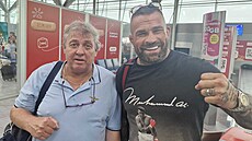 MMA zápasník Karlos Vémola (vpravo) vzal otce na fotbal do �erné Hory, kde...