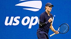 Ital Jannik Sinner se raduje ze získané vým�ny v semifinále US Open.