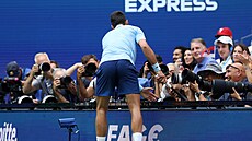 Novak Djokovi brzdí ped fotografy po jedné z výmn bhem semifinále US Open.