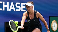 Barbora Krej�íková sp�chá za balonkem ve �tvrtfinále US Open.