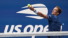 Ji�í Lehe�ka servíruje ve �tvrtfinále US Open.