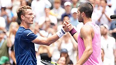 Ji�í Lehe�ka (vlevo) a Carlos Alcaraz si podávají ruce po �tvrtfinále US Open.