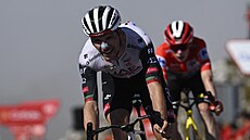 Joao Almeida vítzí ped Jonasem Vingegaardem v dojezdu na Angliru.