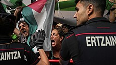 Propalestintí protestující v cíli 11. etapy Vuelty.