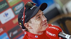 Lídr Vuelty Jonas Vingegaard odpovídá noviná��m.