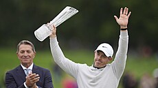 Rory McIlroy slaví triumf na Irish Open.
