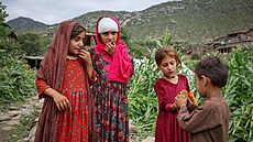 Severovýchodní Afghánistán zasáhlo ni�ivé zem�t�esení. D�ti na snímku práv�...