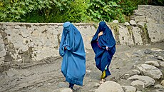 Severovýchodní Afghánistán zasáhlo ni�ivé zem�t�esení. �eny na snímku se práv�...