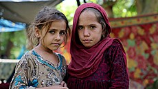 Severovýchodní Afghánistán zasáhlo silné zem�t�esení. Dívky na snímku stojí...