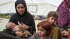 Severovýchodní Afghánistán zasáhlo silné zem�t�esení. Dívky na snímku �ekají na...