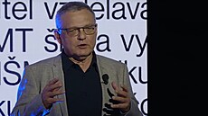 Exministr zahrani�í Lubomír Zaorálek p�i debat� pro studenty Zavolíme