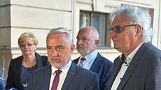 P�edseda �MKOS Josef St�edula a dal�í p�edstavitelé odbor� po jednání s vládou...