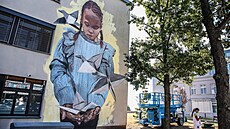Mural Tisíc je�áb� od výtvarnice vystupující pod jménem Toy Box, který vznikl...