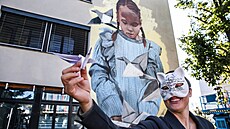 Výtvarnice vystupující pod jménem Toy Box pózuje p�ed svým muralem Tisíc...
