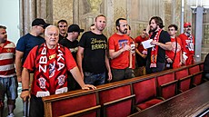 Na jednání brn�nského zastupitelstva dorazili fanou�ci fotbalové Zbrojovky...