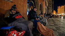 Dlouhá fronta lidí ekajících zhruba okolo tvrté hodiny ráno u Staromstské...