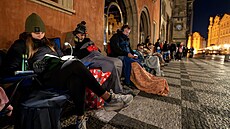 Dlouhá fronta lidí ekajících zhruba okolo tvrté hodiny ráno u Staromstské...