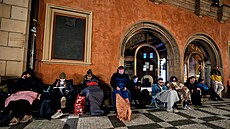 Dlouhá fronta lidí ekajících zhruba okolo tvrté hodiny ráno u Staromstské...