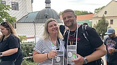 Dobrá nálada a náv�t�vníci s prázdnými sklenkami mí�ící za dal�ím ochutnávkovým...