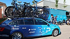 Auta stáje IsraelPremier Tech jsou nov bez názvu týmu, nachází se na nich...