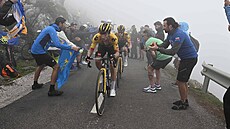 Primo Rogli a Jonas Vingegaard zdolávají bhem 17. etapy Vuelty strmé Angliru.