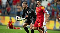 �eský branká� Jind�ich Stan�k v kvalifika�ním duelu v �erné Ho�e zasahuje p�ed...