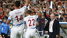 Trenér �eských fotbalist� Ivan Ha�ek b�hem druhého polo�asu kvalifika�ního...