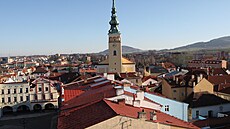 Dominanta: V� farního kostela Nanebevzetí Panny Marie v Novém Ji�ín� se ty�í...