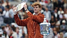 Jannik Sinner pózuje s trofejí pro pora�eného finalistu US Open.
