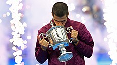 Carlos Alcaraz pózuje s pohárem pro �ampiona US Open.