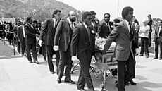 Poheb zpváka Marvina Gaye v Los Angeles 5. dubna 1984