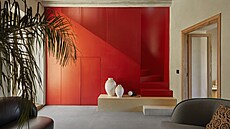 Vstup do domu prozáila výrazná ervená barva.