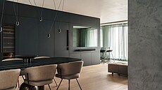 Nalevo od barového pultu je do truhlá�ského bloku integrované velké zrcadlo, za...