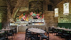 Klenuté stropy vypovídají nejlépe o stá�í domu, kde restaurace sídlí.