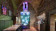 Klenuté stropy vypovídají nejlépe o stá�í domu, kde restaurace sídlí.