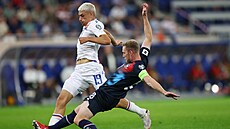 Slovenský záloník Tomá Rigo se snaí vyhnout skluzujícímu kapitánovi...