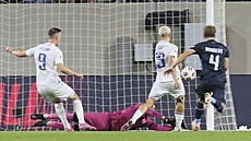 Slovenský záloník Tomá Rigo (druhý zprava) stílí gól do sít Lucemburska.