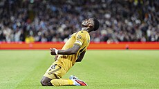 Stoper Crystal Palace Marc Guéhi slaví gól do sít� Aston Villy.