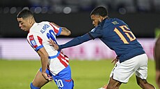 Miguel Almiron (vlevo) z Paraguaye uniká Pedrovi Vitemu z Ekvádoru.