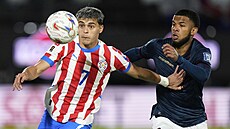 Ramon Sosa (vlevo) z Paraguaye a Pedro Vite z Ekvádoru bojují o mí.