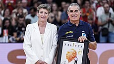 Elisa Aguilarová pi rozluce s dlouholetým trenérem panlské basketbalové...