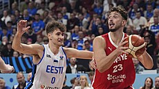 Alperen Sengün (vpravo) z Turecka u míe v zápase s Estonskem, brání ho Henri...