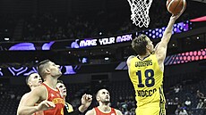 �védský basketbalista Viktor Gaddefors zakon�uje na �ernohorský ko�. Sleduje ho...