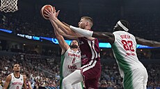 Portugal�tí basketbalisté Miguel Queiroz (vlevo) a Neemias Queta brání sv�j ko�...