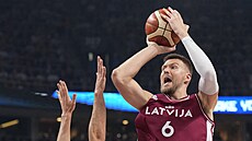 Kristaps Porzingis z Loty�ska pálí na portugalský ko�.