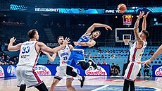 eský kídelník Tomá Kyzlink (v modrém) pihrává bhem zápasu se Srbskem.