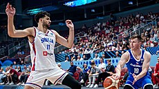 eský rozehráva Ondej Sehnal (vpravo) pihrává k srbskému koi, brání Tristan...