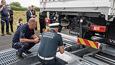 P�edstavení mobilních STK si nenechali ujít pol�tí inspekto�i silni�ní dopravy....
